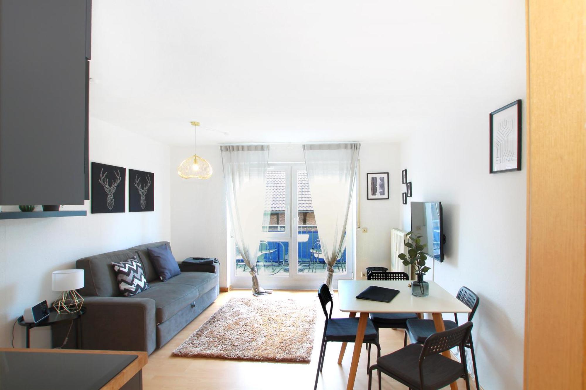 Mila Naehe Messe In Apartment *